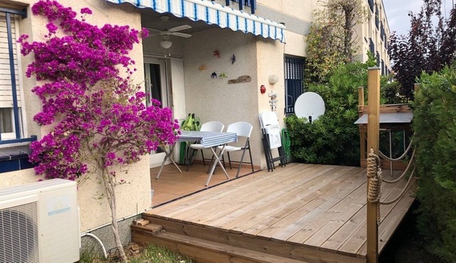 Apartment 150 m beach with garden and garage