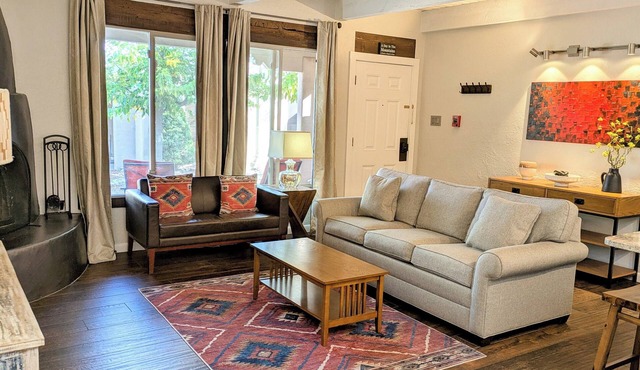 Artist Rd Retreat -Walking to Plaza, nestled in the Foothills of the Mountains