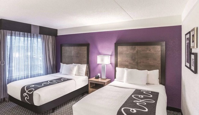 Authentic Flagstaff Experience! Pool, Pets Allowed, Free Breakfast, Free Parking