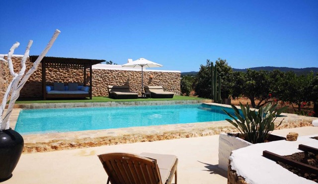 🌞AUTHENTIC IBIZA STYLE VILLA🏡 HUGE PRVTE POOL🏊‍♂️BBQ🍴A/C❄️WIFI 📶& PARKING🚗