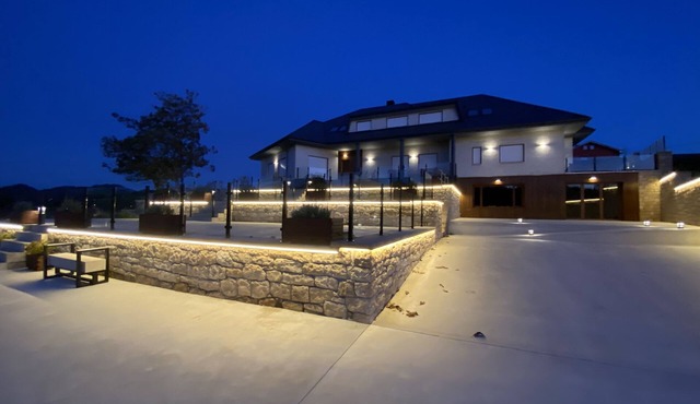 Authentic luxury 12 rooms, swimming pool, air conditioning, beautiful views.