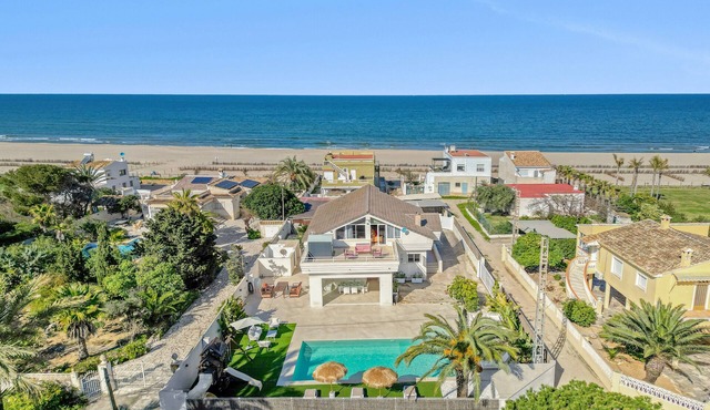 Beachfront Villa - Riu Cudei with Private Pool, A/C and Wi-Fi