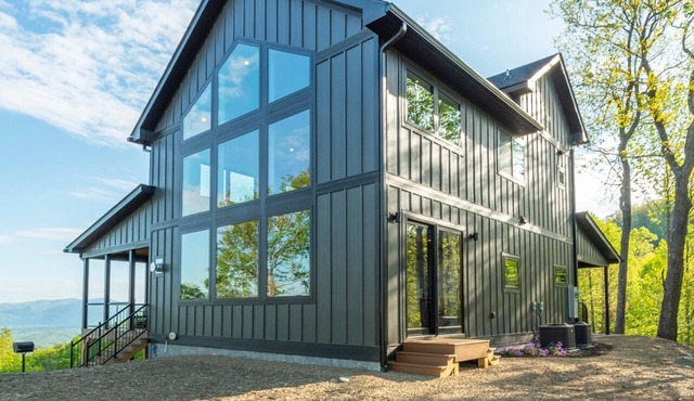 Bear Ridge Retreat | Pet-Friendly New Build with VIEWS!