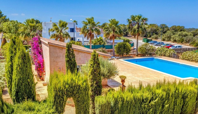 Beautiful and Spacious Villa in a Quiet Location with Large Pool, Terrace, Balcony & Garden
