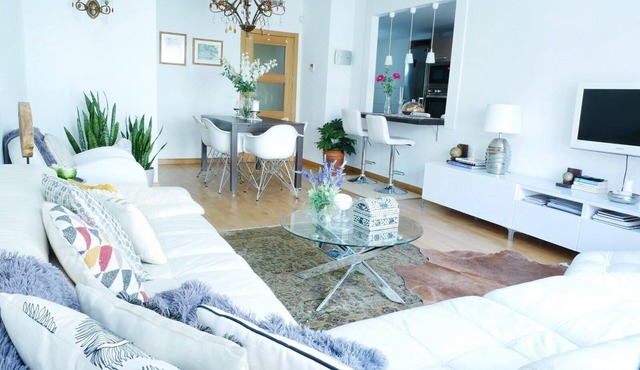 Beautiful, Cosy, Great Apartment Downtown, Near Beach. Ask for Parking.