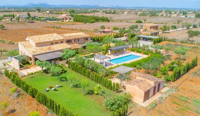 Beautiful home in Campos with private swimming pool, can be inside or outside