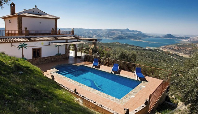 Beautiful Lake Views House with Lovely Paved Garden