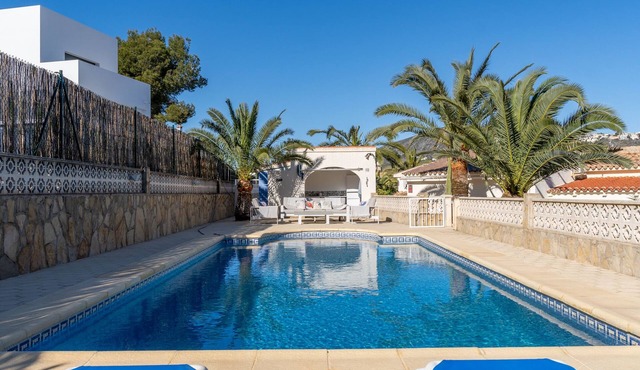 Beautiful private Villa in Moraira 5-7mins walk shops, bars, extra large pool