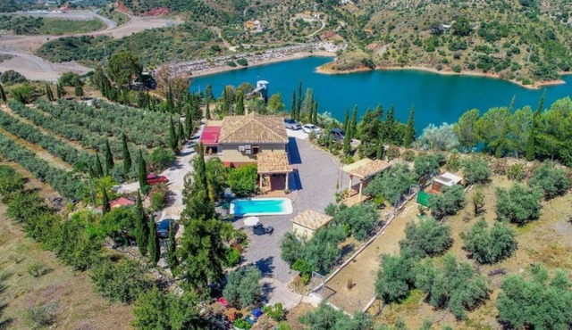 Beautiful rural house a stone's throw from the center