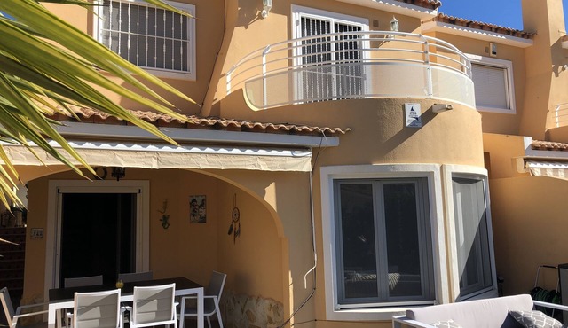Beautiful villa - very sunny with 3 bedrooms and great communal pool