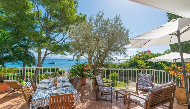 BELL-PUNT - Comfy seafront beach house with private terrace and garden. Free WiFi