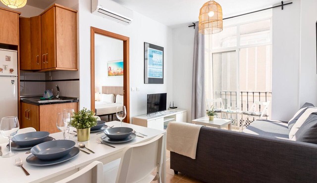 Bright 1BR Apartment with AC, Modern Amenities, and WIFI in Málaga