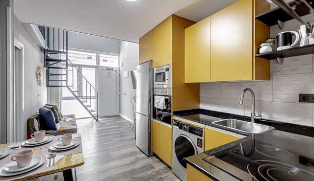 Bright near 4 Caminos - REINA VICTORIA Apartment