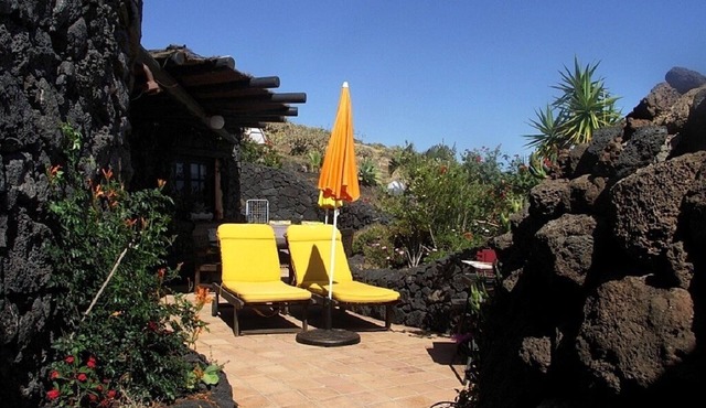 Casa Cora - dreamlike finca, pool, huge garden, WIFI, children's playground