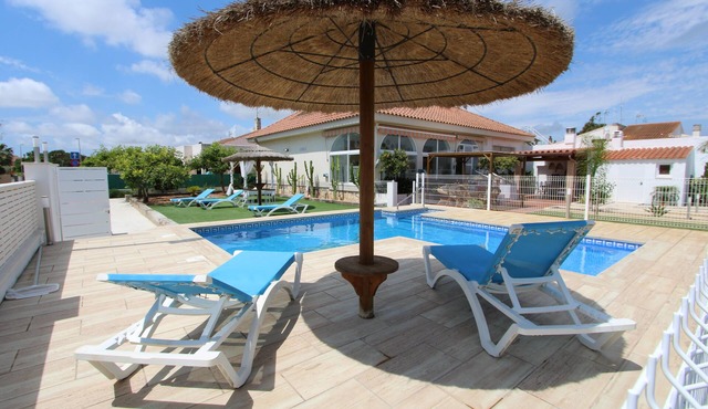 CASA PERLA,Ideal house for your holidays near the sea, free wifi, air conditioning option, private pool, pets allowed, dog’s beach