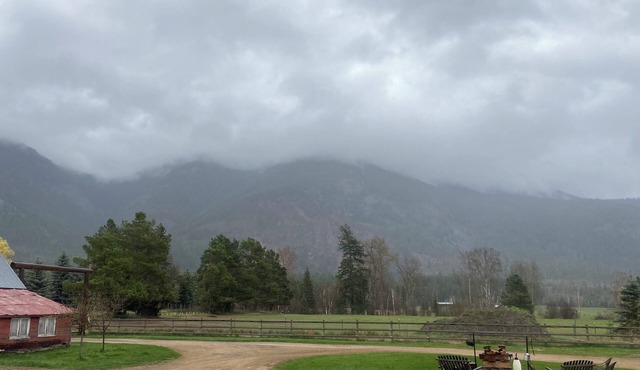 Charming 2-bedroom cottage apartment only 20 minutes from Glacier Park
