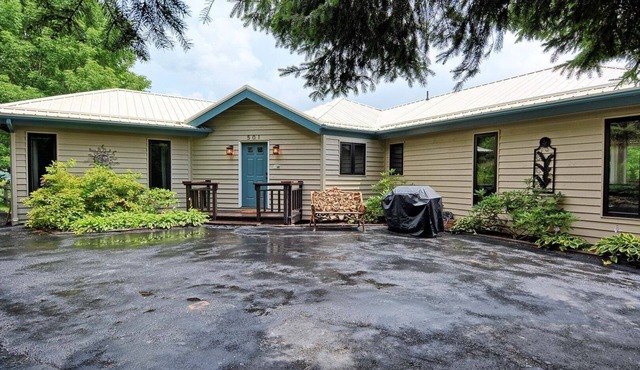 Charming 2-bedroom chalet in Seven Devils, NC, perfect for a cozy getaway.