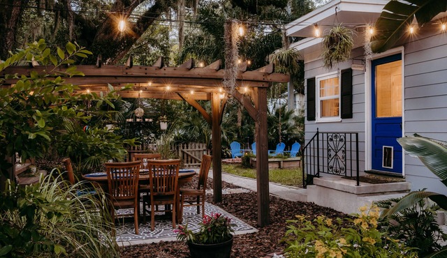 Charming 3/2 Cottage- Close to beach & Historic Downtown