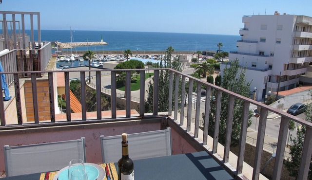 Charming apartment with large terrace and harbor view