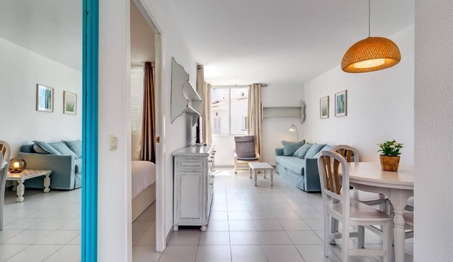 Charming, quiet and bright sea-side apartament