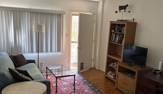 Chic 1-bedroom apartment in Beverly Hills WiFi, AC, walk to Cedars Sinai!