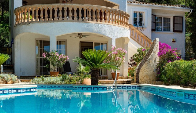 Chic Mediterranean holiday home with private pool