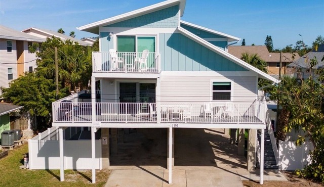 Coastal Boho: Upgraded home w/hot tubs & mini golf - steps to Indian Rocks Beach