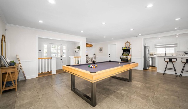 ☀️COASTAL CHIC HAVEN 🌊: pool & billiards table near airport, parks and beaches