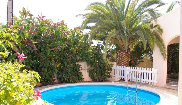 Comfortable holiday home with a small pool in a quiet outskirts