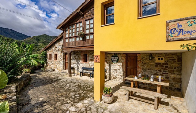 Country House 'Para Casa De Abajo' with Mountain Views, Private Terrace and Wi-Fi