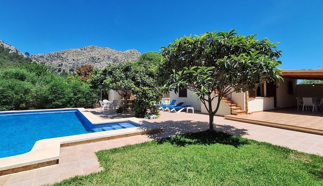 Country house surrounded by beautiful countryside, with a large pool WIFI FREE