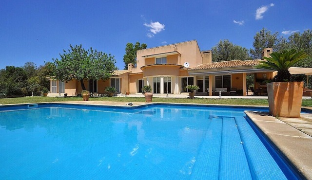 Country house with private pool & Tennis Court - GREAT for families - Free Wifi