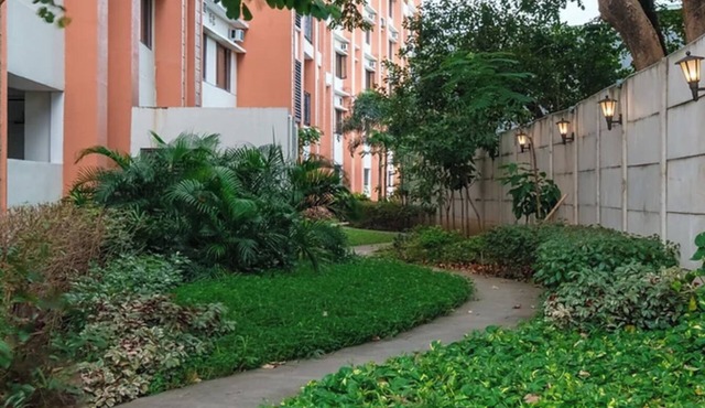 Cozy 2-bedroom apartment with WiFi, AC in welcoming Las Piñas