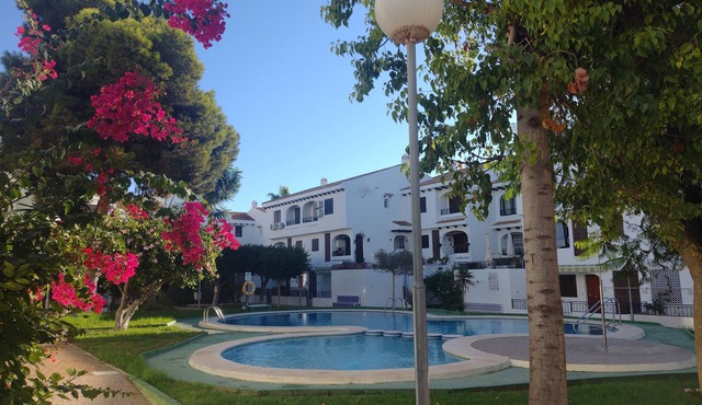 Cozy 2 bedroom apartment in a gated community with 2 pools close to the beach