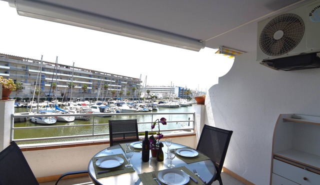 Cozy Apartment with Terrace and Canal Views, Near the Beach in Roses, Costa Brava.