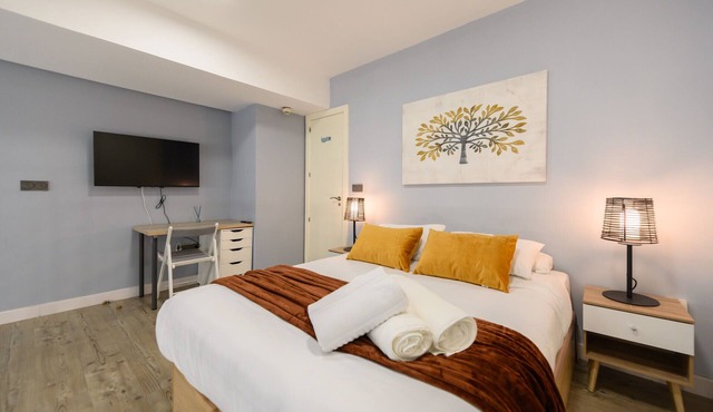 Cozy Duplex with Open Kitchen and Private Suite in Madrid LDM11034