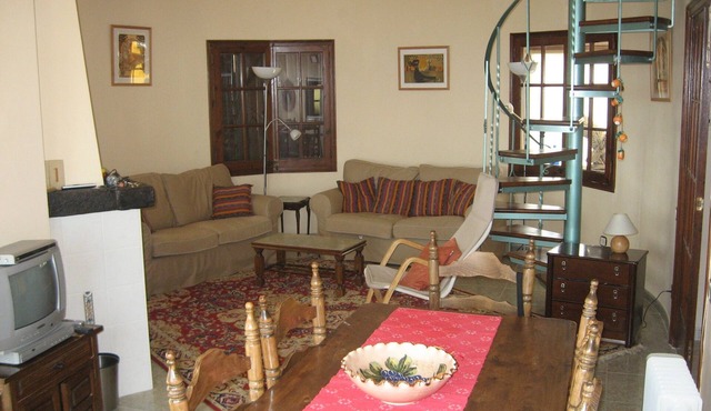 Detached villa with stunning views to the sea and hills - sleeps 6