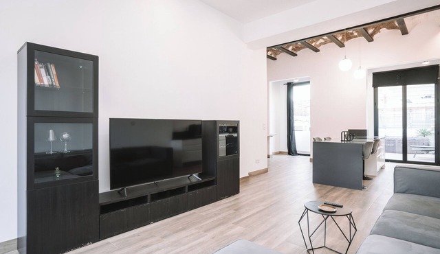 Duplex Oasis with Terrace, Pool, BBQ & Free Parking