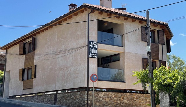 El Edificio Contiene 5 Magníficos Apartamentos y una Sala Común,