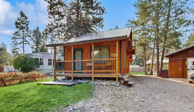 Enjoy two separate cabins, pet friendly, firepit, 5 min to Lake, fly-fishing in Bigfork