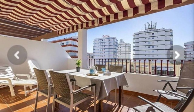 Excellent penthouse near the sea with views. Parking & terrace