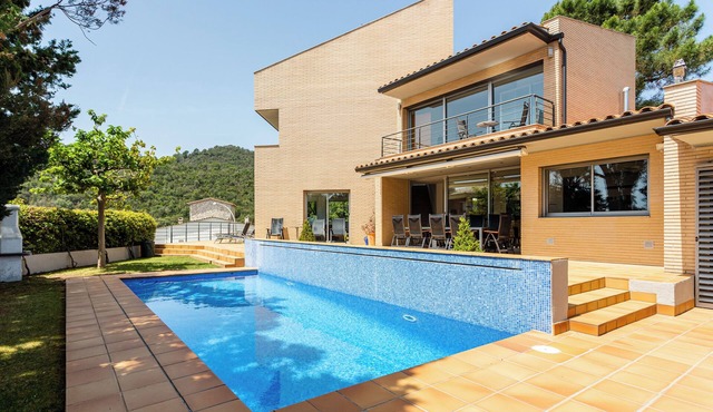 Exclusive Villa with Pool, Sea View and Wi-Fi