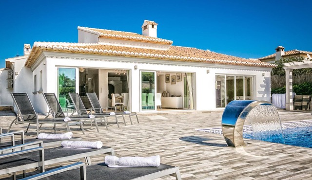 Experience Unrivalled Luxury: Private 6-Bed Villa Escape with Hot Tub, Bar, WiFi