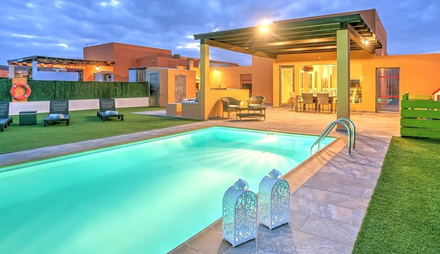Fabulous! Golf and Sea Views Climatized pool. Wifi. BBQ Caleta de Fuste.