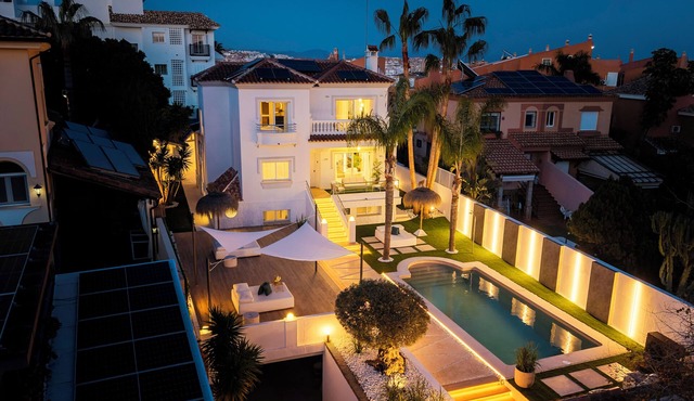 FAMILY FRIENDLY RENTAL IN LUXURY AREA WITH BBQ & PRIVATE HEATED SWIMMING POOL
