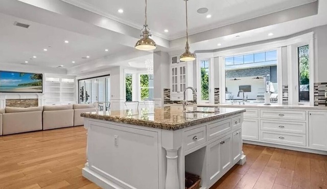 fancy 5-bedroom house with huge pool near hollywood