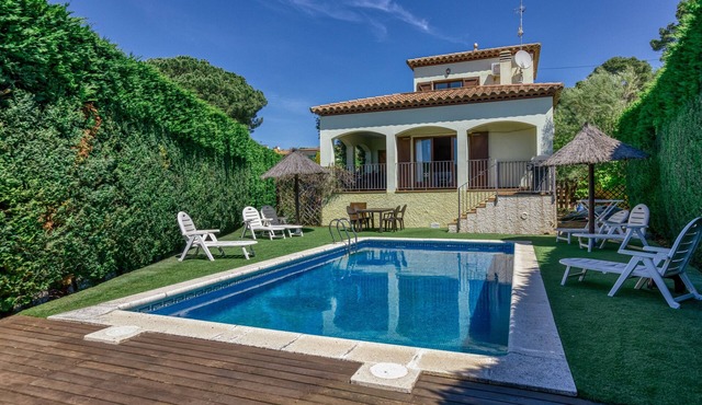 Fantastic Family Villa close to the Beach with Private Pool, Garden, Terraces, Balcony, A/C & Wi-Fi