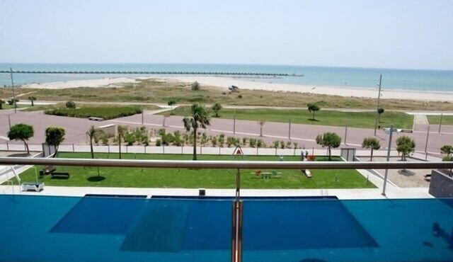 Frontline penthouse with pool & parking and incredible views on quiet beach