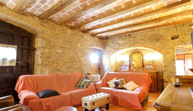 Fully equipped house for 10 with football field
