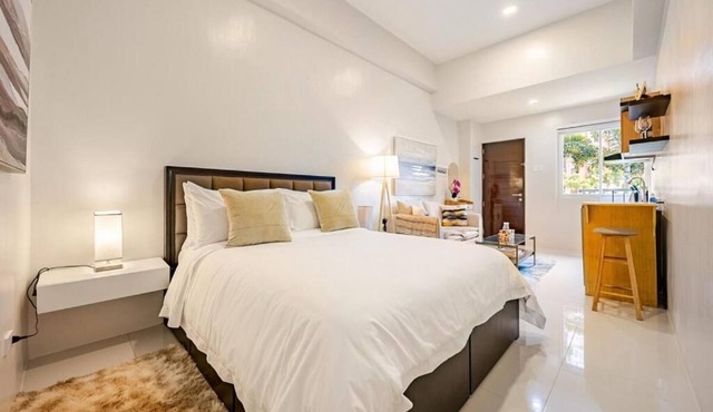 Good for family of 3 or Couple condo with big pool and garden! 15mns to airport